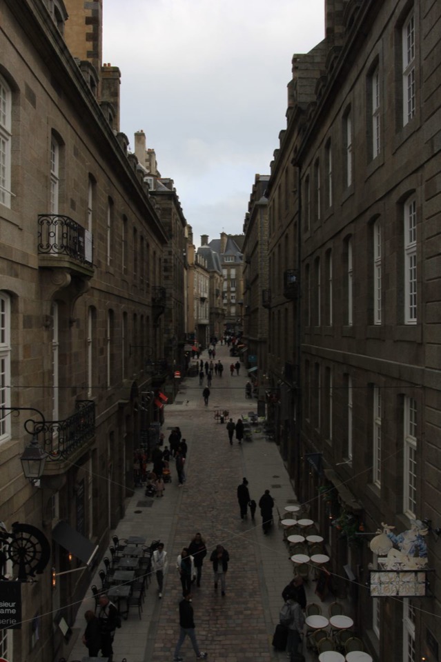Stadtmauer von Saint-Malo mit Blick auf die Altstadt und den Atlantik
