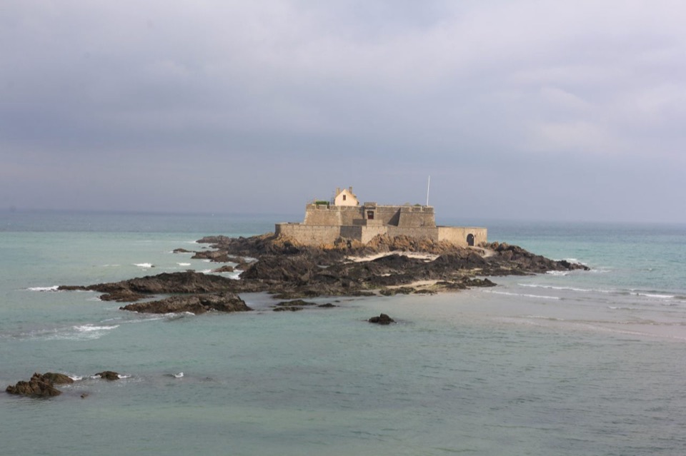 Leuchtturm vor Saint-Malo, umgeben vom Meer bei Ebbe