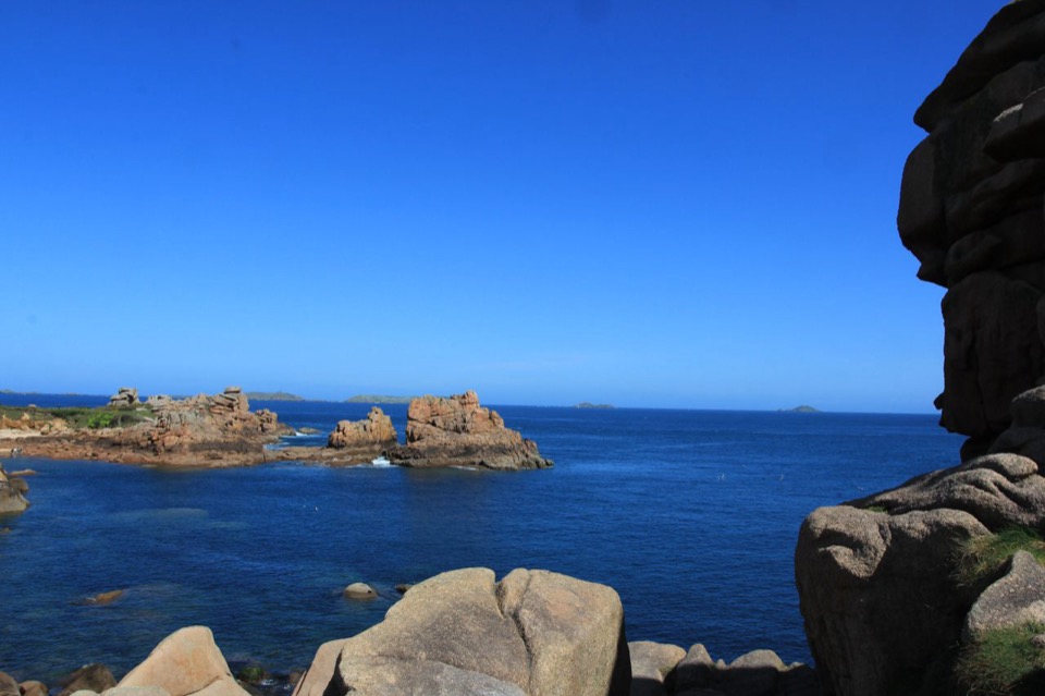 Bizarre Granitfelsen am Zöllnerpfad bei Perros-Guirec, vom Meer geformt