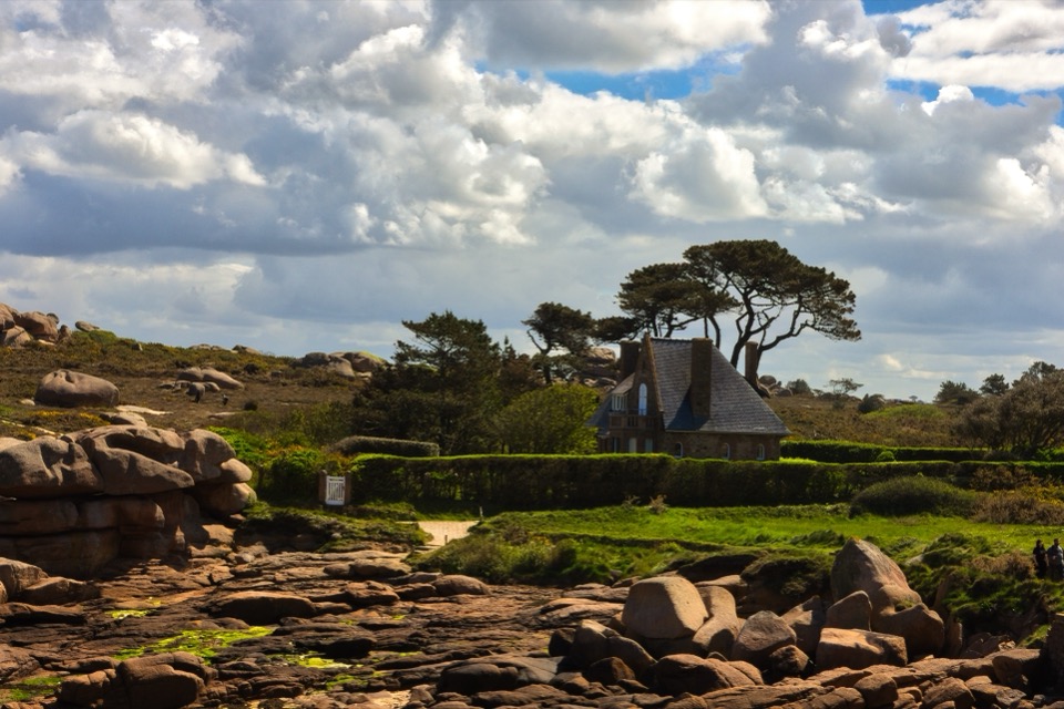 Panoramablick auf die Küste bei Perros-Guirec mit Granitfelsen und türkisem Wasser