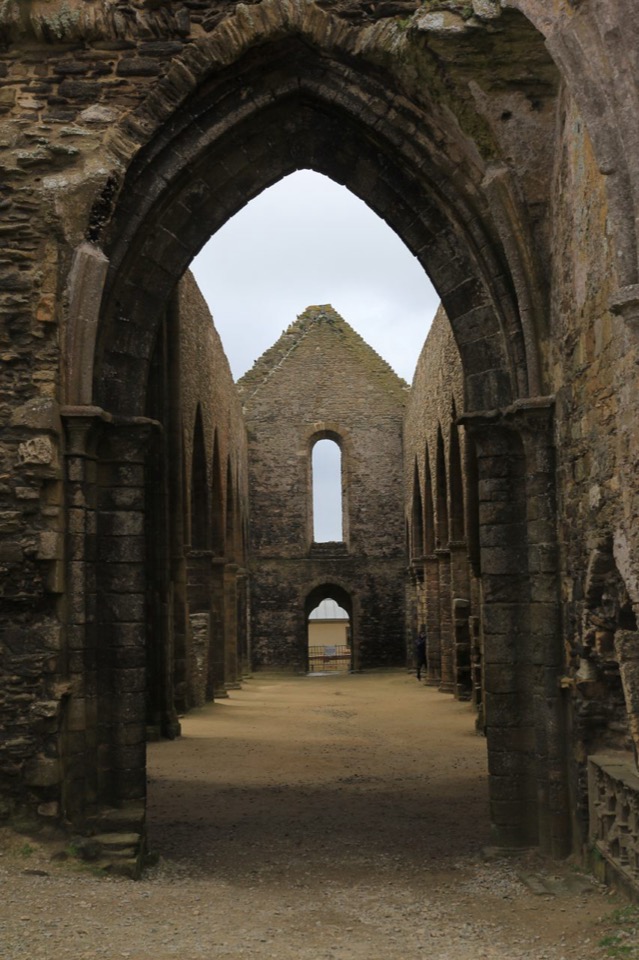 Ruine der Abtei Saint Mathieu mit dem Leuchtturm im Hintergrund