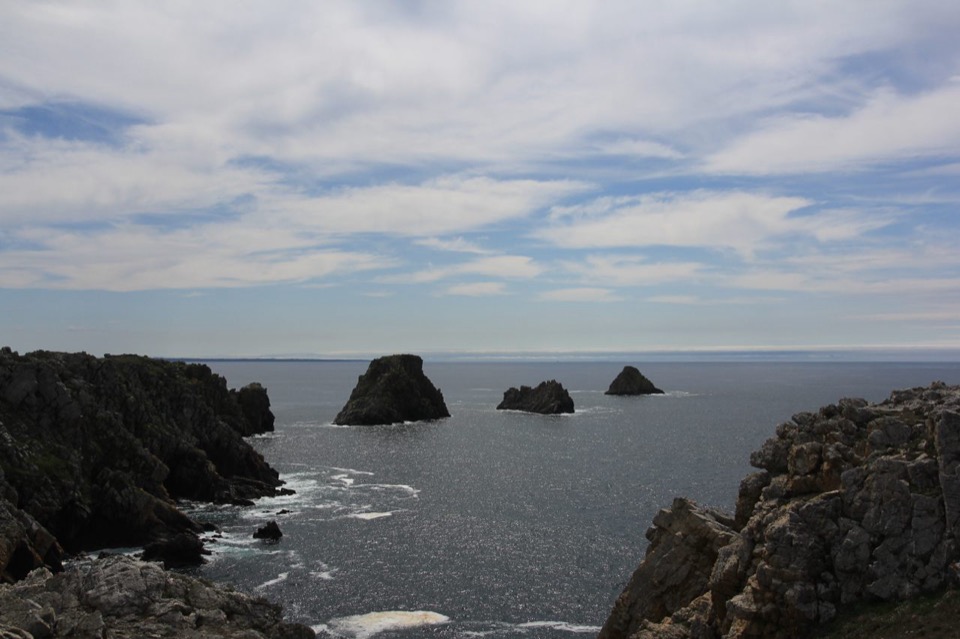 Pointe de Pen Hir mit senkrecht abfallenden Klippen und vorgelagerten Felsnadeln im Atlantik