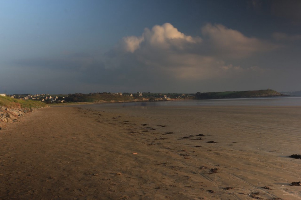 Strand von Saint-Nic bei Abendsonne, weiter Sandstrand mit Dünen