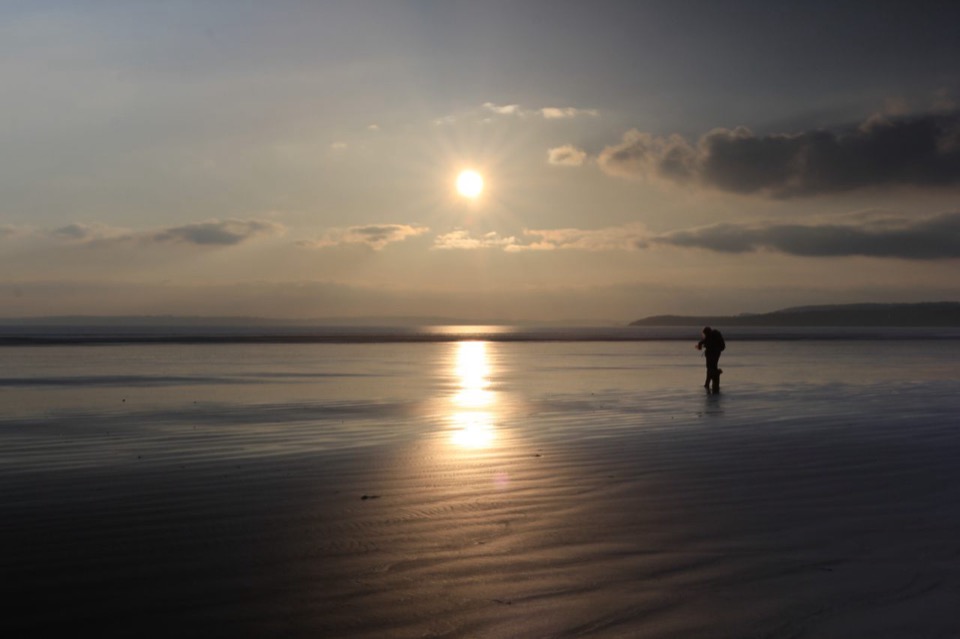 Wellen brechen am Strand von Saint-Nic im goldenen Abendlicht