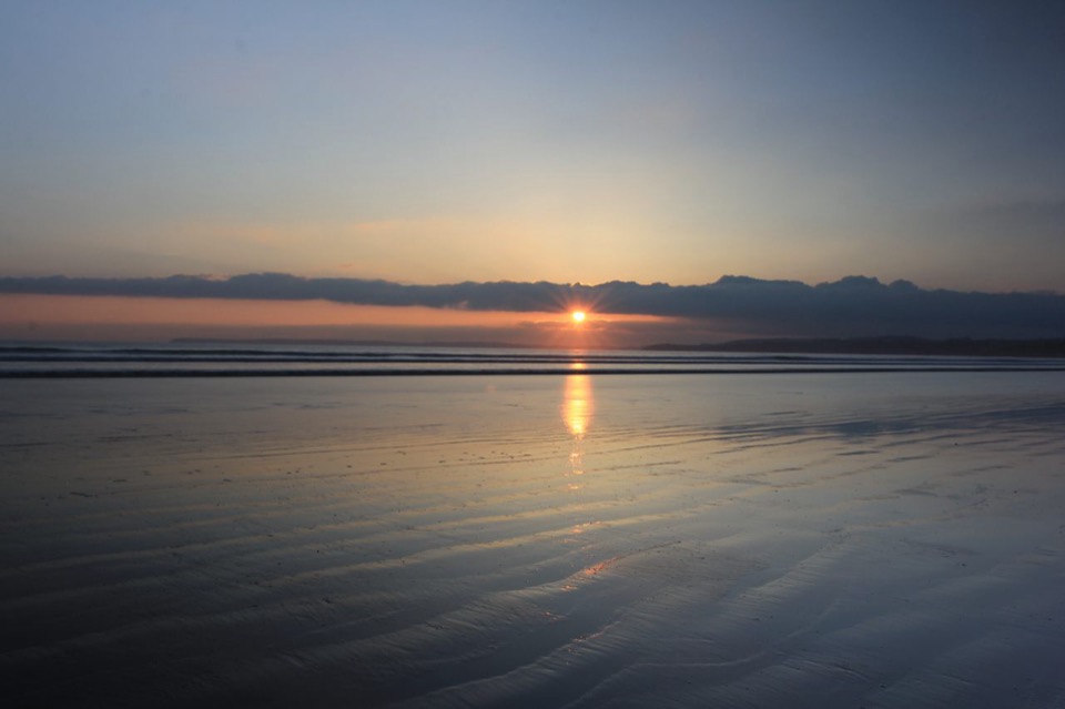 Sonnenuntergang über dem Atlantik bei Saint-Nic, Himmel in Orange und Rosa