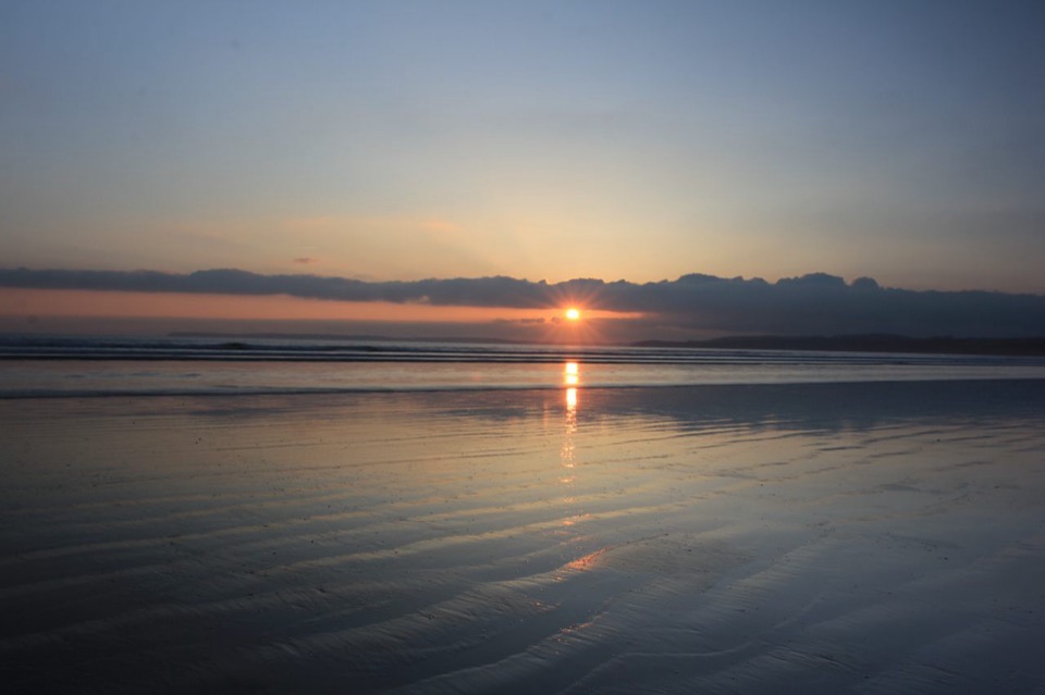 Silhouetten am Strand beim Sonnenuntergang, Saint-Nic Bretagne