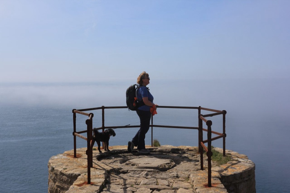 Pointe du Raz mit Klippen und Leuchtturm im Nebel, mystische Stimmung