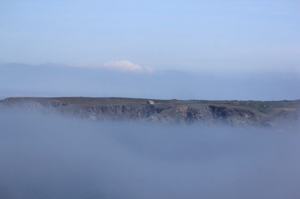 Felsküste am Pointe du Raz, Atlantikwellen brechen an den Klippen