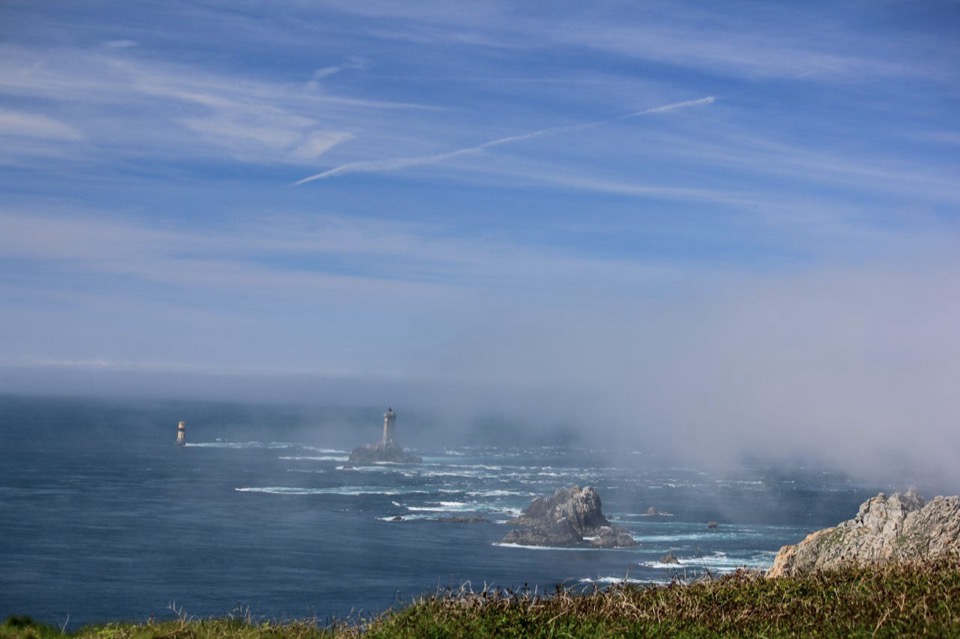 Weiter Blick vom Pointe du Raz auf den Atlantik mit Nebelschwaden