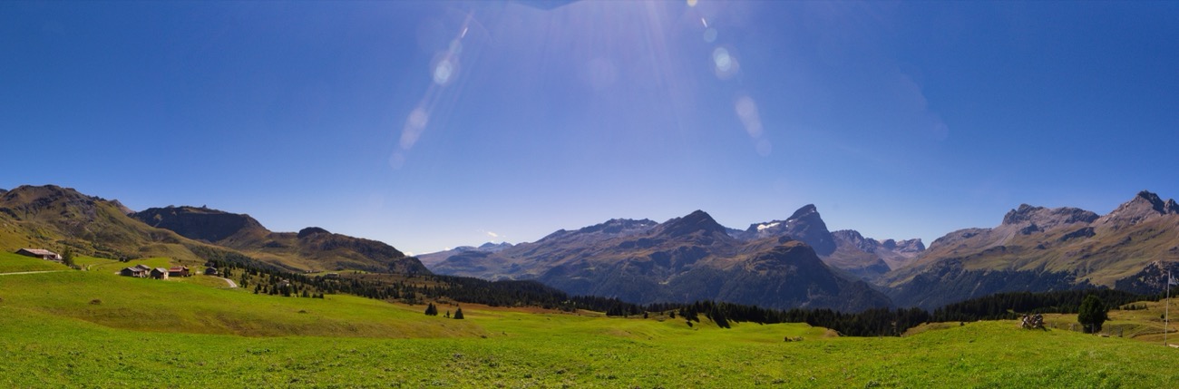 Panoramablick vom Julierpass auf den Silvaplanersee und die Engadiner Seenlandschaft mit Piz Corvatsch im Hintergrund