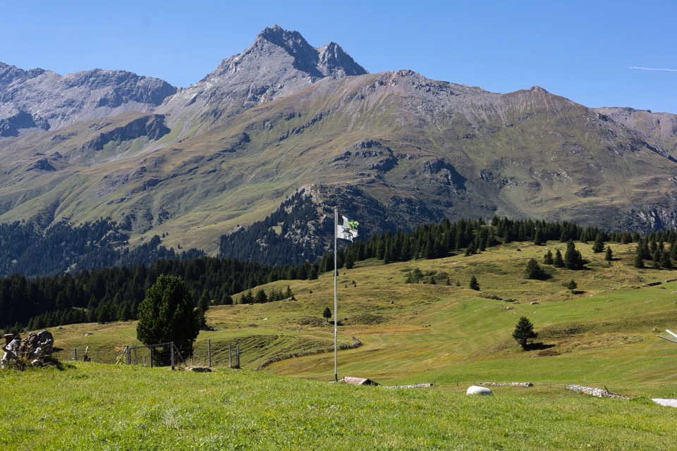 Berninapass mit dem türkisblauen Lago Bianco und schneebedeckten Gipfeln der Berninagruppe