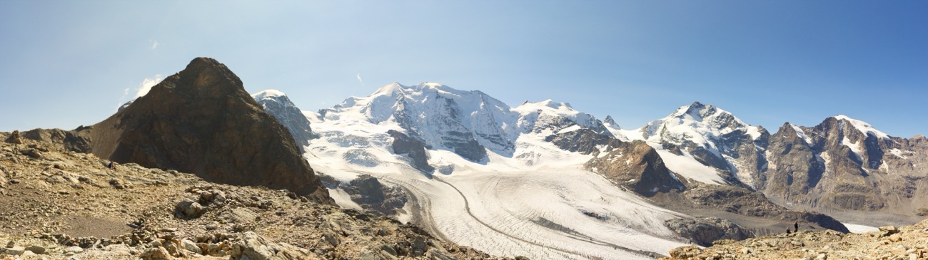 Panoramablick auf die Engadiner Bergwelt mit dem Morteratschgletscher und den umliegenden Viertausendern im Abendlicht