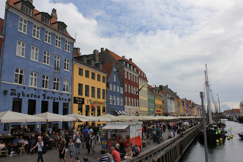 Bunte Giebelhäuser am Kanal von Nyhavn in Kopenhagen