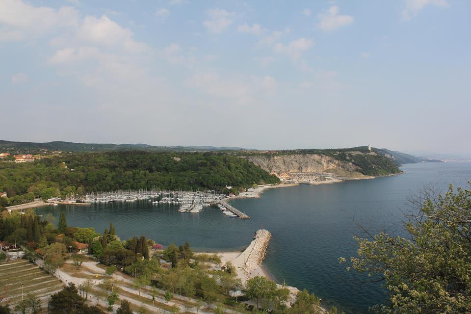 Blick von einem Hügel auf die Bucht und den Yachthafen von Sistiana bei Triest