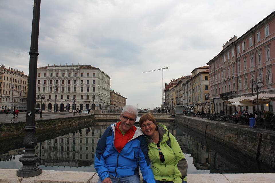 Wir zwei am Canal Grande von Triest, im Hintergrund die Prachtbauten der Stadt
