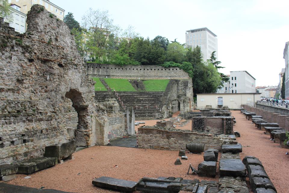 Ruinen des römischen Theaters von Triest, dahinter die moderne Stadt