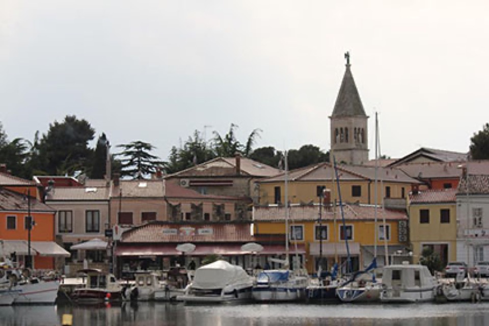 Hafen von Novigrad mit Kirchturm und bunten Häusern
