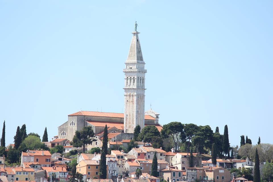 Der Glockenturm der Kirche Sankt Euphemia über den Dächern von Rovinj