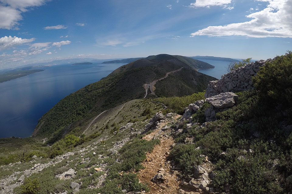 Bergkamm auf Cres mit Küstenstrasse und Blick auf das Meer und benachbarte Inseln