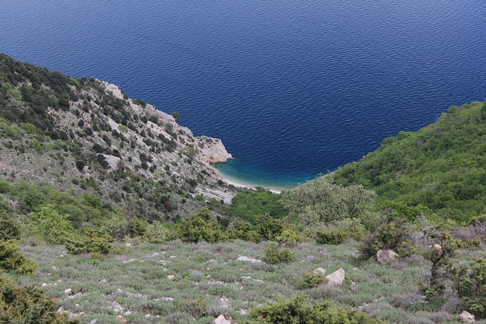 Blick von einer Anhöhe auf Cres hinunter zum tiefblauen Vranasee