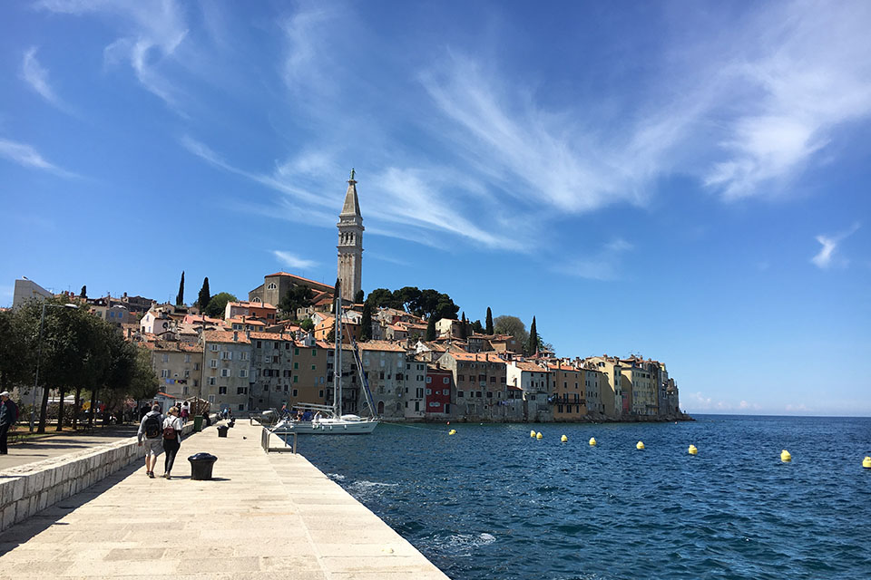 Hafenpromenade von Rovinj mit Blick auf die Altstadt und den Kirchturm von Sankt Euphemia