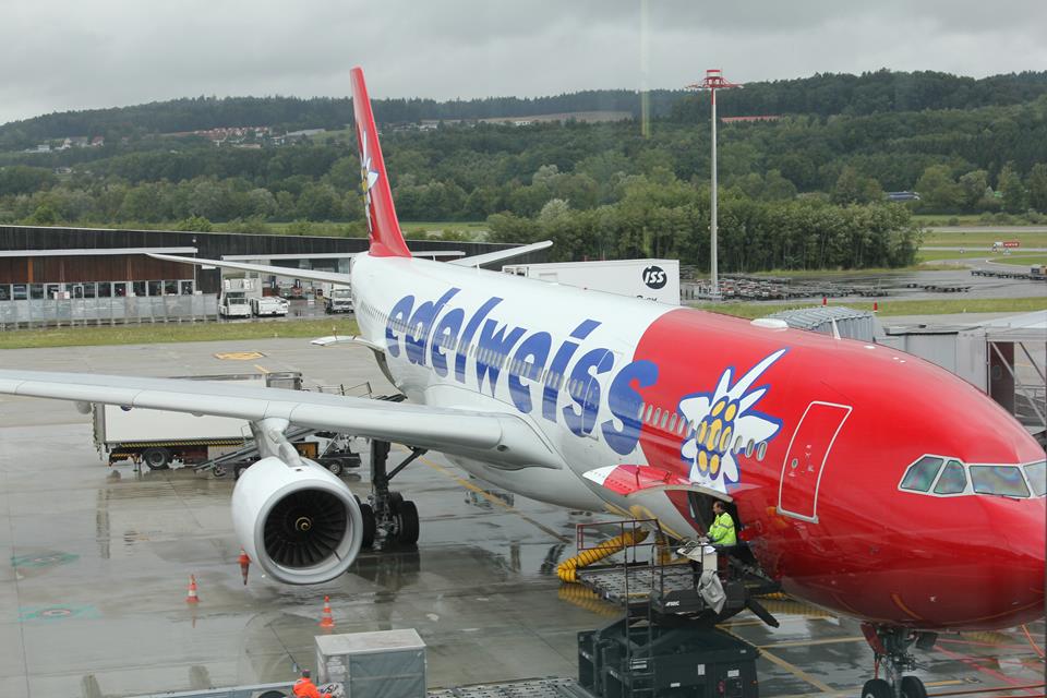 Edelweiss-Flugzeug am Gate des Flughafens Zürich bei regnerischem Wetter