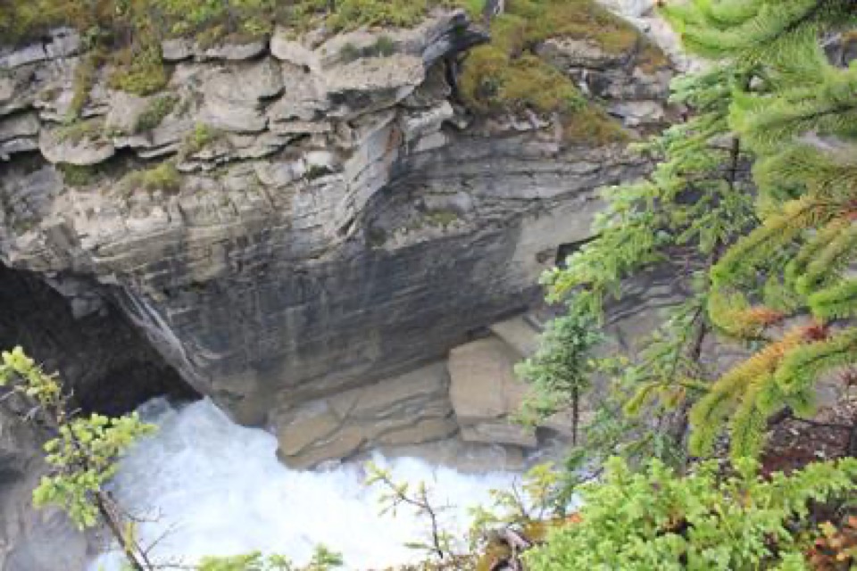 Athabasca Falls, Wasser stürzt durch eine enge Felsschlucht