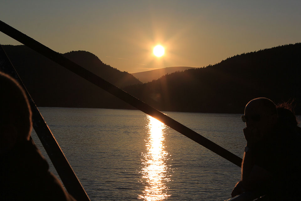 Sonnenuntergang über dem Meer, von Deck der Fähre aus fotografiert