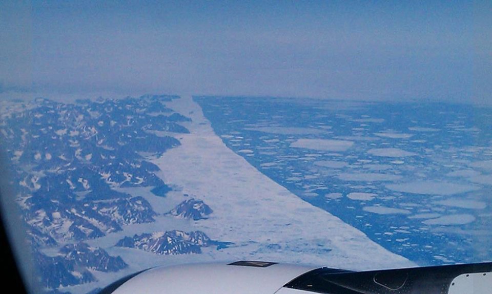 Blick aus dem Flugzeugfenster auf die Eisberge und Gletscher Grönlands