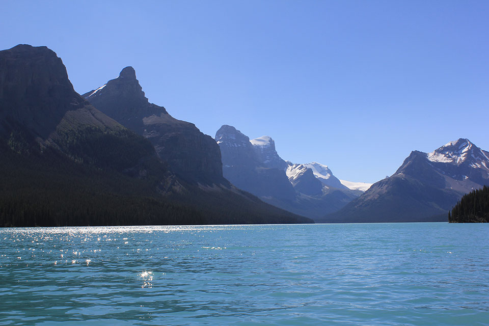 Blick über den Maligne Lake auf die umliegende Bergkette