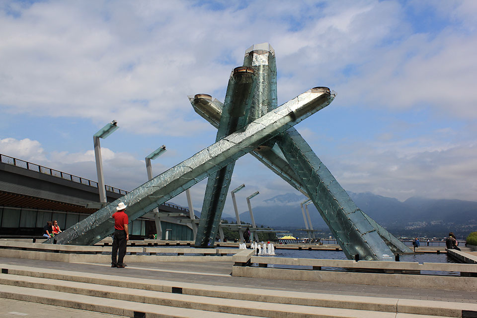 Die gläserne Olympische Feuerschale in Vancouver am Wasser