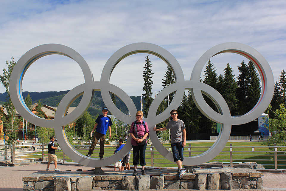 Familie steht bei den Olympischen Ringen in Whistler
