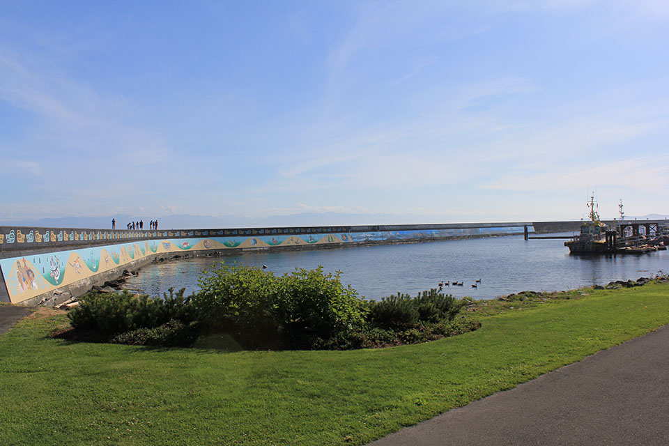 Der lange Wellenbrecher Ogden Point Breakwater in Victoria, Spaziergänger auf der Mole