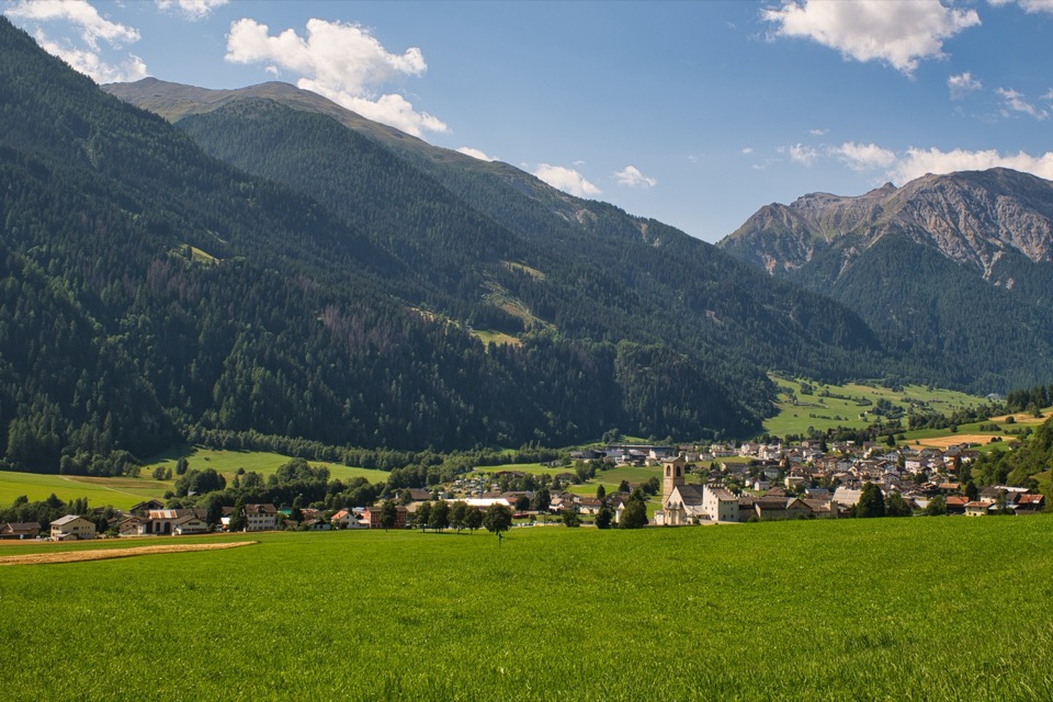 Blick auf das Dorf Müstair mit dem Kloster im Hintergrund