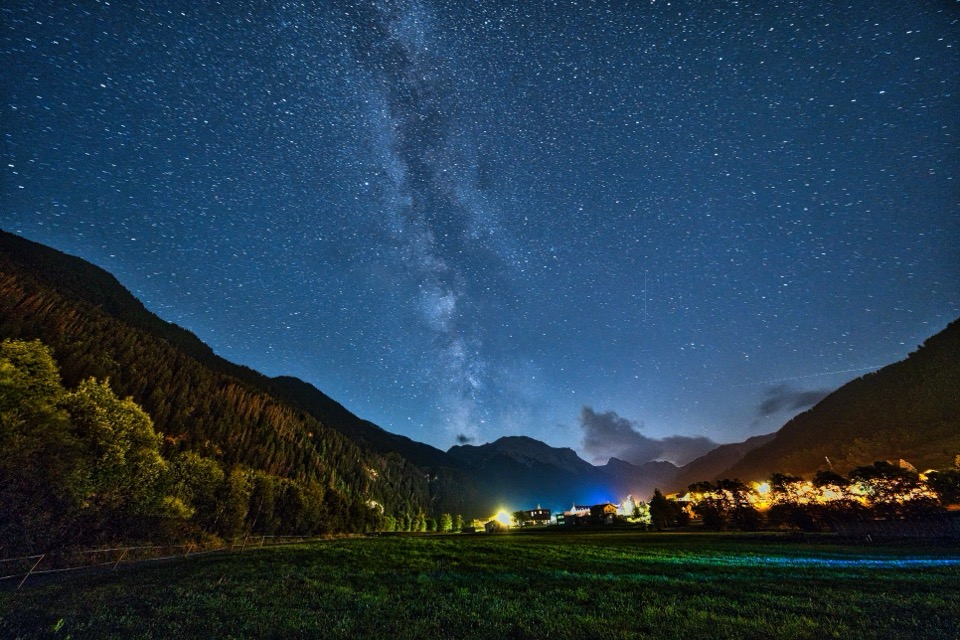 Milchstrasse über Müstair, klarer Sommernachthimmel