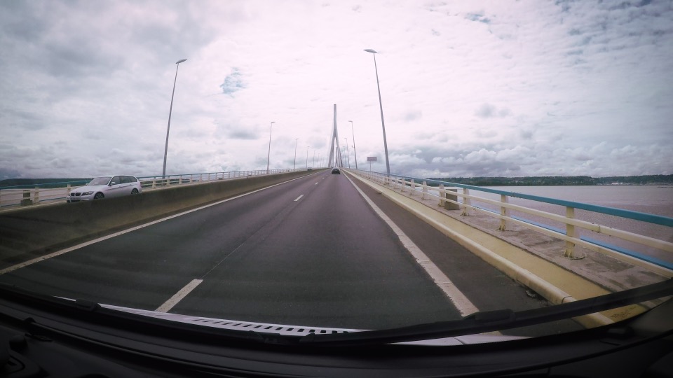 Fahrt über die Pont de Normandie, Blick durch die Frontscheibe auf die weite Schrägseilbrücke