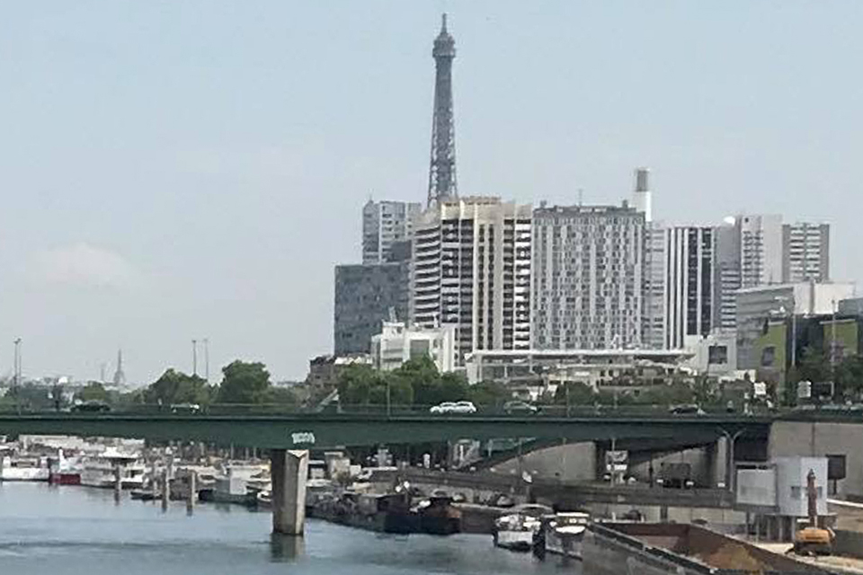 Blick von einer Brücke über die Seine auf die Pariser Skyline mit dem Eiffelturm