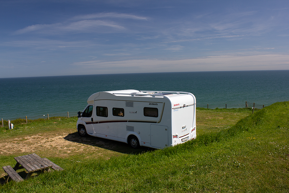 Wohnmobil auf einer Wiese am Klippenrand über dem Ärmelkanal bei Etretat