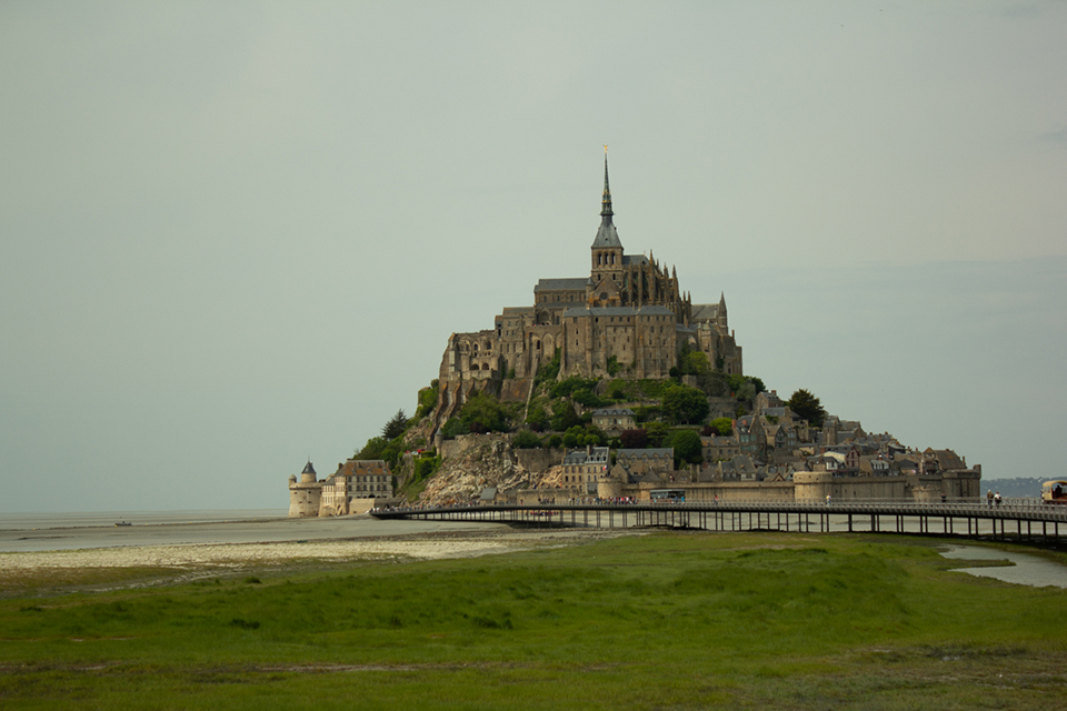 Der Mont-Saint-Michel mit seiner Abtei, umgeben von den Wattflächen der Bucht