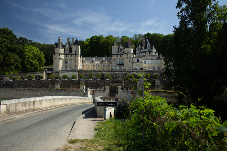 Château d'Ussé, Ansicht von der Brücke über den Fluss