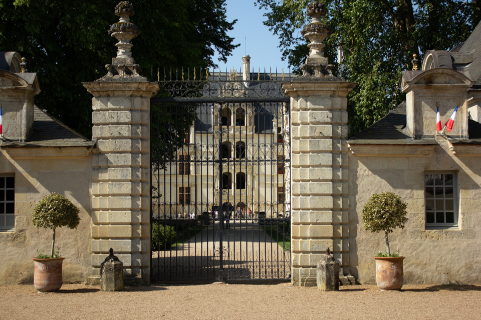 Schmiedeeisernes Eingangstor zum Château de Villandry mit Blick auf das Schloss
