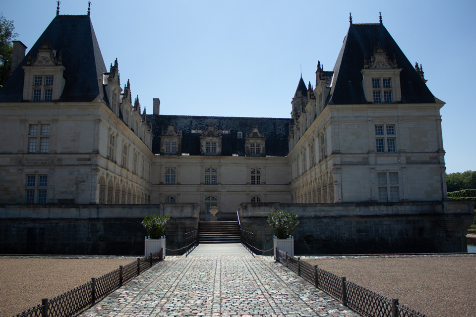 Frontalansicht des Château de Villandry über die Auffahrt