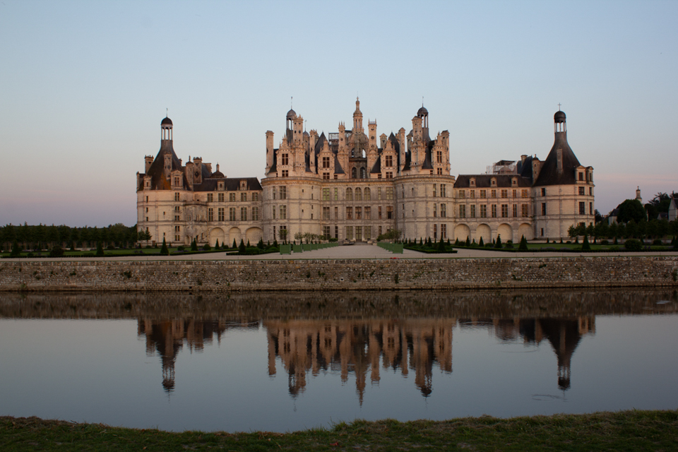 Château de Chambord im Abendlicht, gespiegelt im vorgelagerten Wassergraben