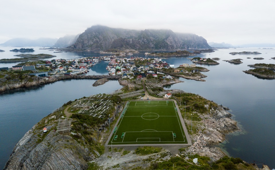 Fussballfeld von Henningsvær auf einer kleinen Insel, umgeben vom Fischerdorf und dem Meer