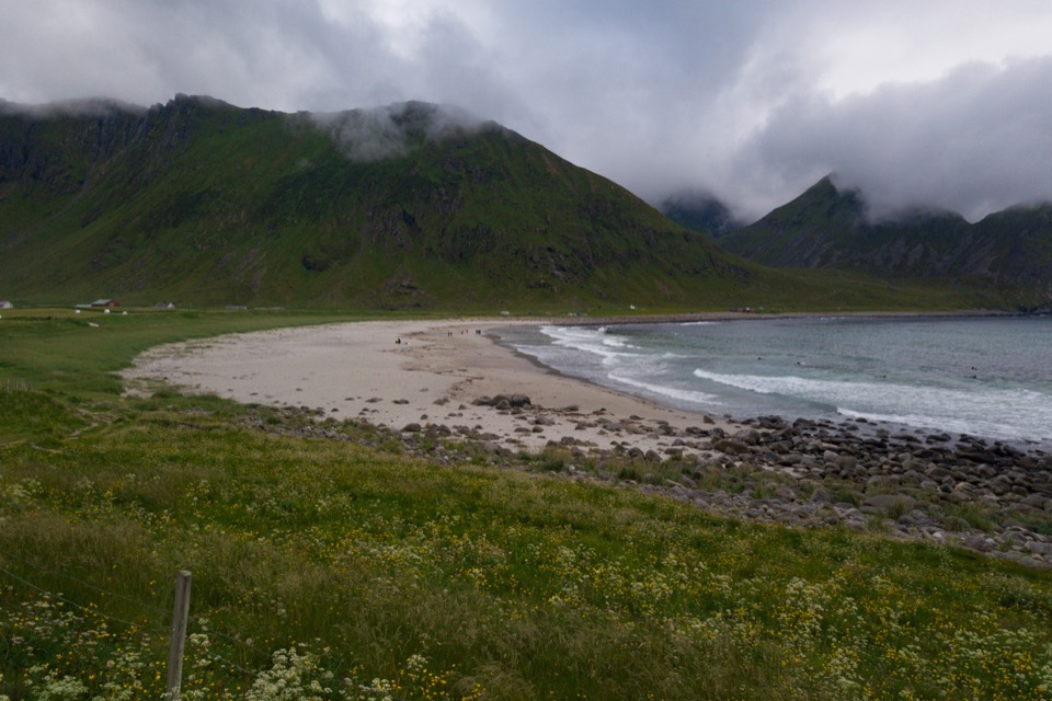 Weisser Sandstrand von Skagsanden zwischen steilen Bergen