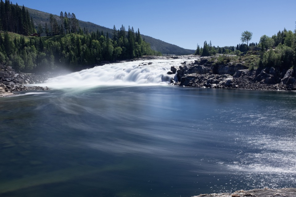 Der breite, wasserreiche Laksforsen-Wasserfall