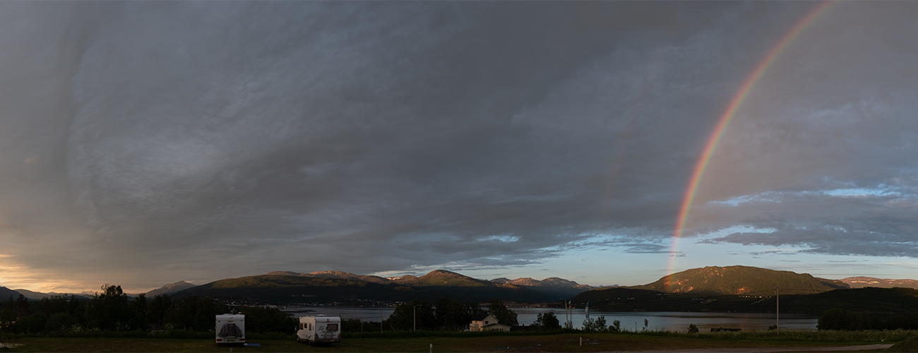 Regenbogen über dem Campingplatz in Fauske am Abend