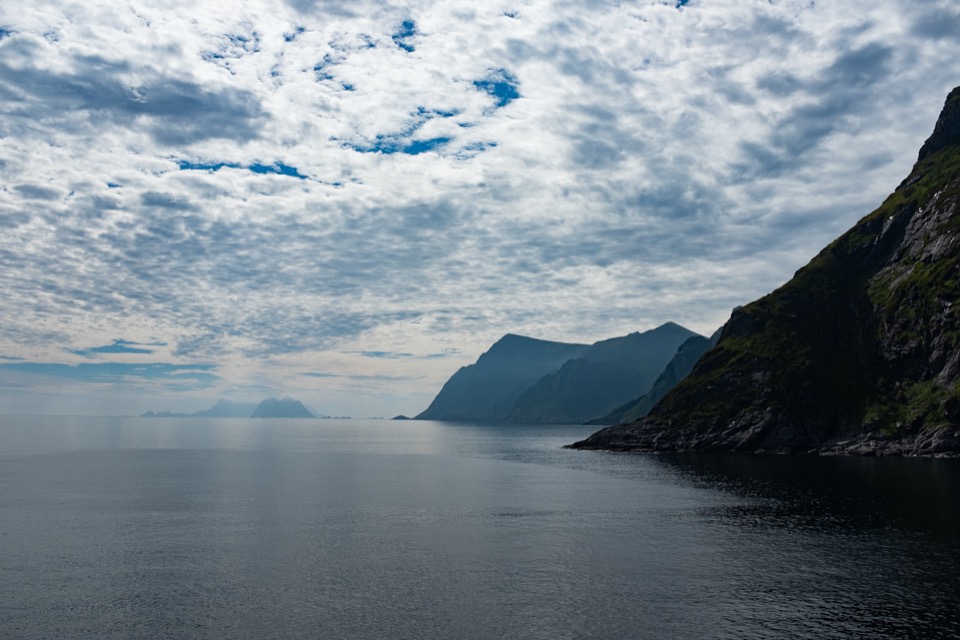 Blick von der Fähre auf die Küste und vorgelagerte Inseln der Lofoten im Dunst
