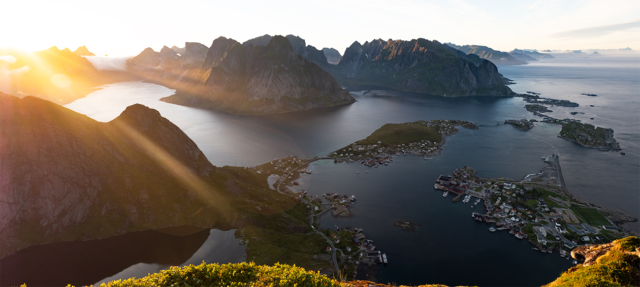 Panoramablick vom Reinebringen bei Sonnenaufgang über Reine und die umliegenden Fjorde