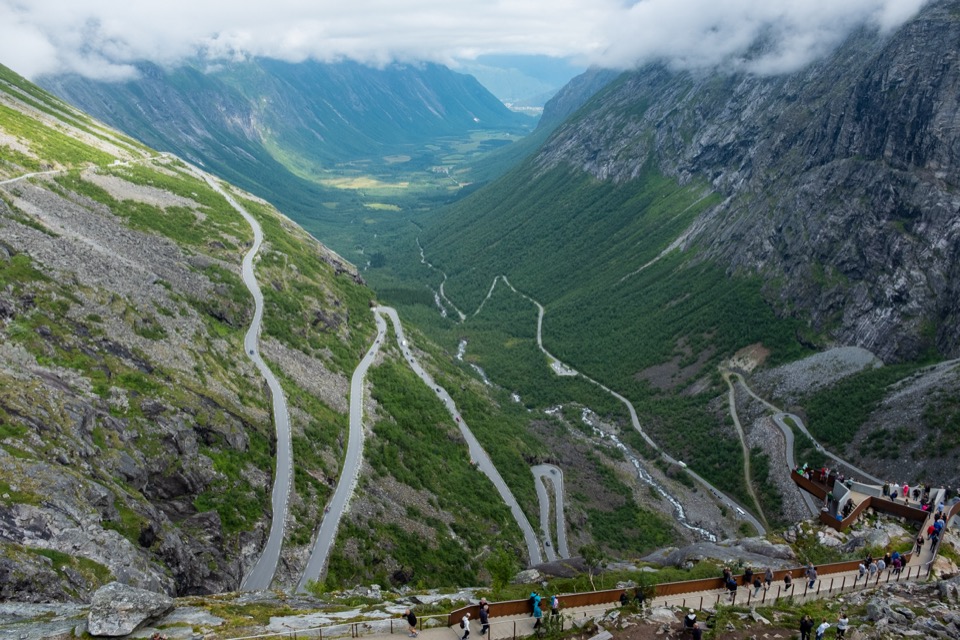 Die Serpentinen des Trollstigen schlängeln sich das Tal hinunter